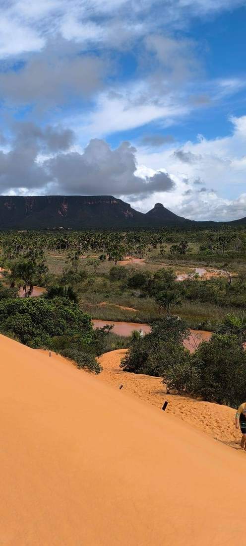 Vista do alto da duna com a serra ao fundo